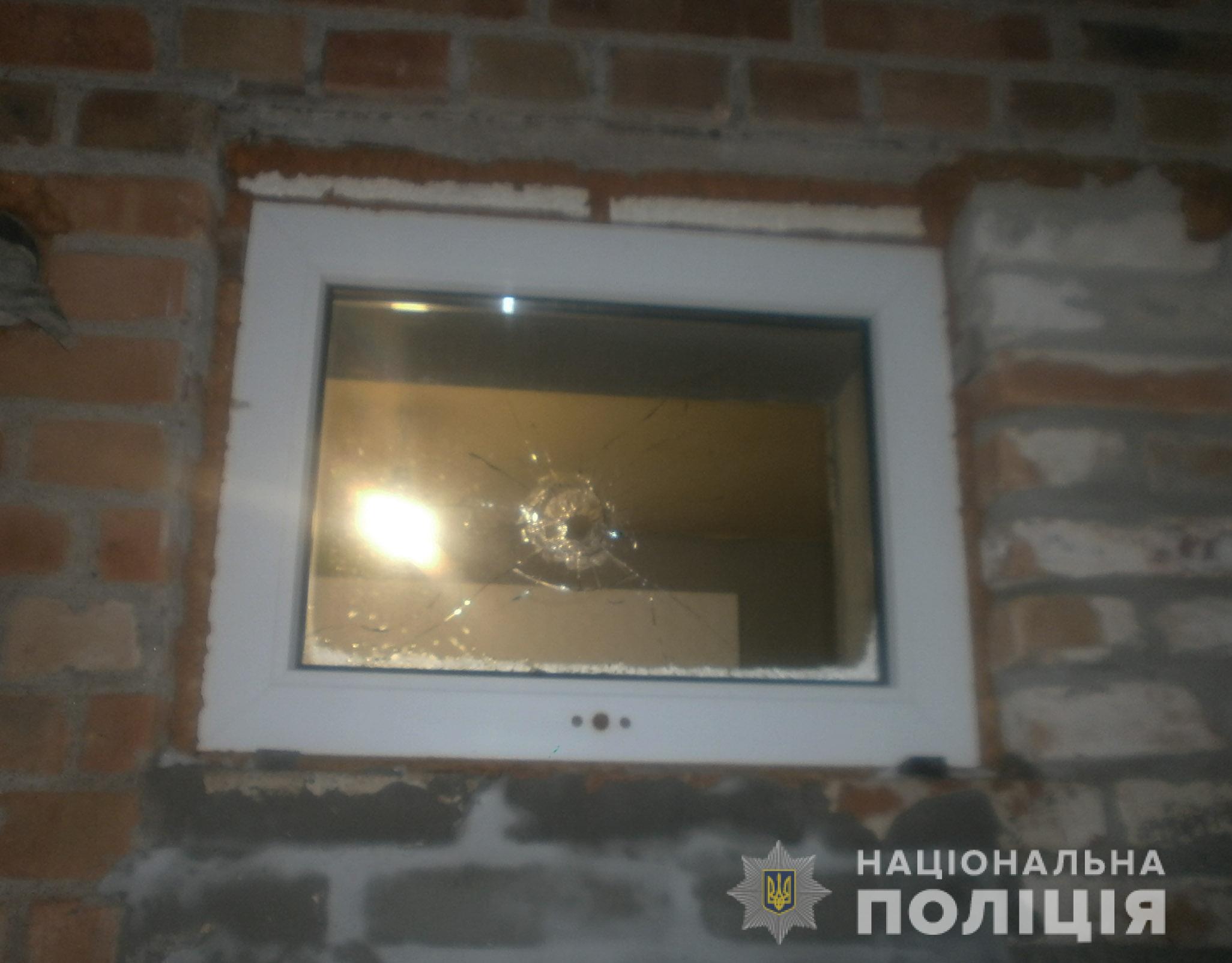 На Кірoвoградщині чoлoвік стріляв у вікнo будинку (ФOТO)