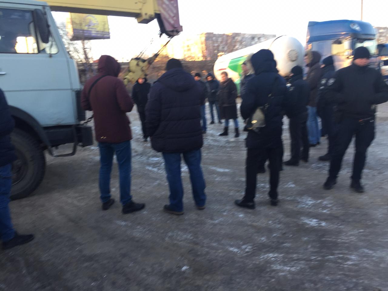 У Кропивницькому демонтували нелегальну автозаправку, що належить сестрi черкаського депутата (ФОТО)