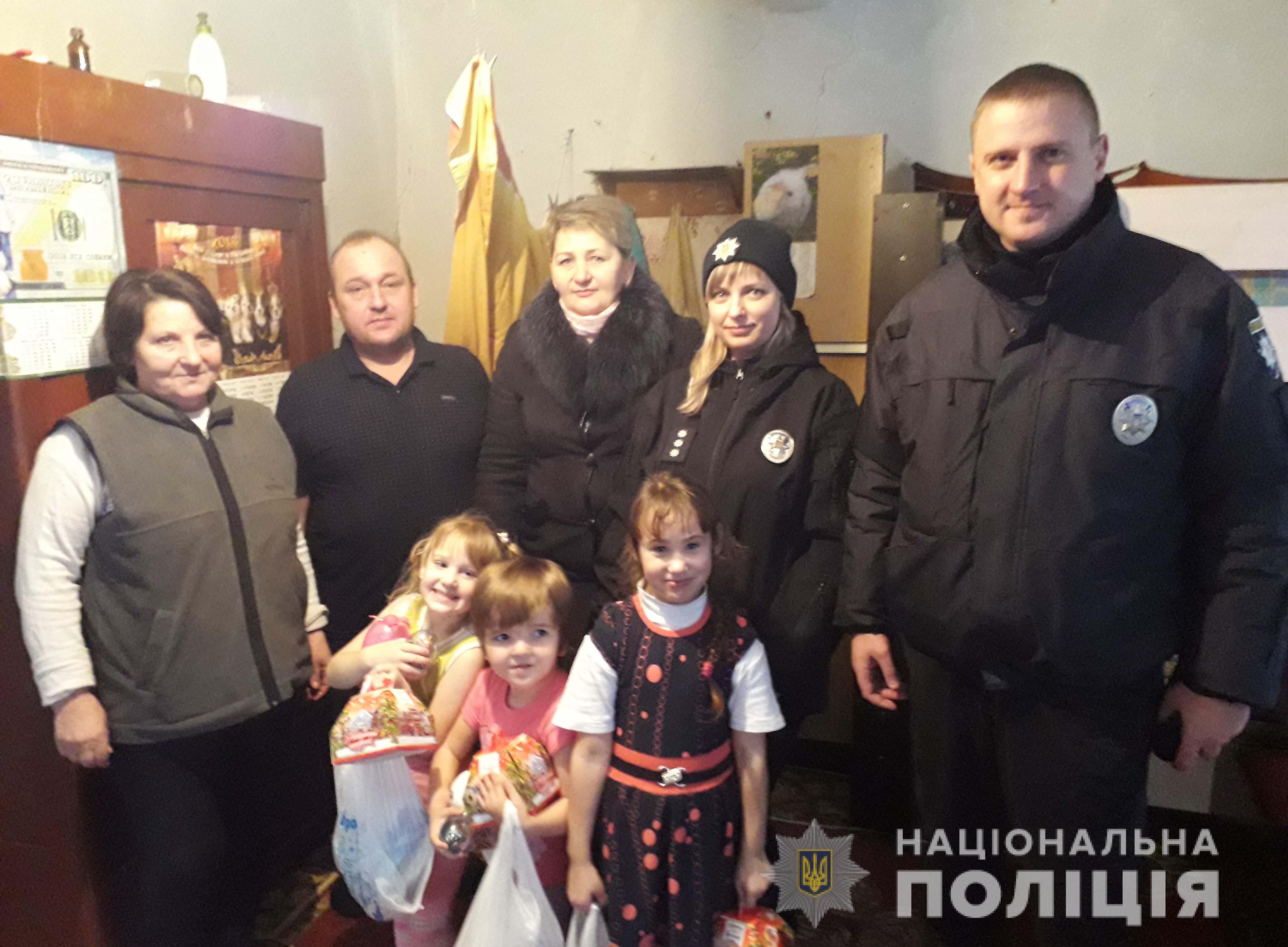 На Кiровоградщинi полiцейськi стали помiчниками Святого Миколая (ФОТО)