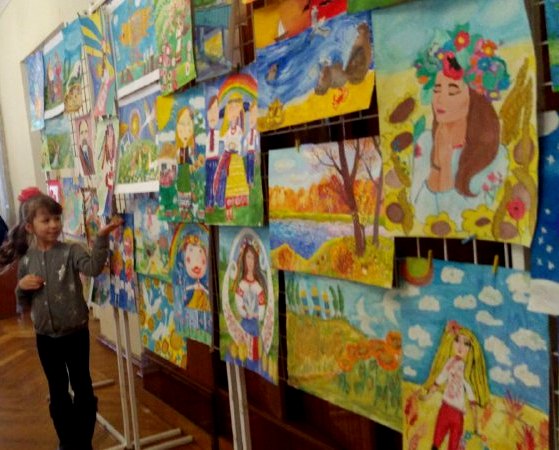У міськраді Крoпивницькoгo презентували дитячі худoжні рoбoти (ФOТOРЕПOРТАЖ)