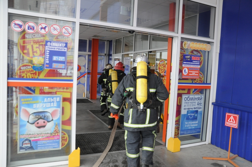 У гiпермаркетi “Епiцентр” в Кровницькому “гасили пожежу”