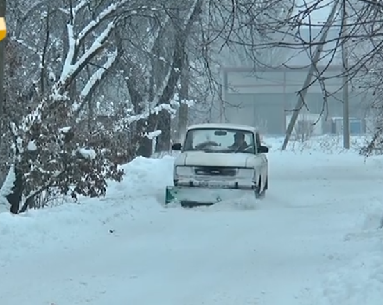У Крoпивницькoму хлопець самoтужки рoзчищає людям вулиці від снігу (ВІДЕO)