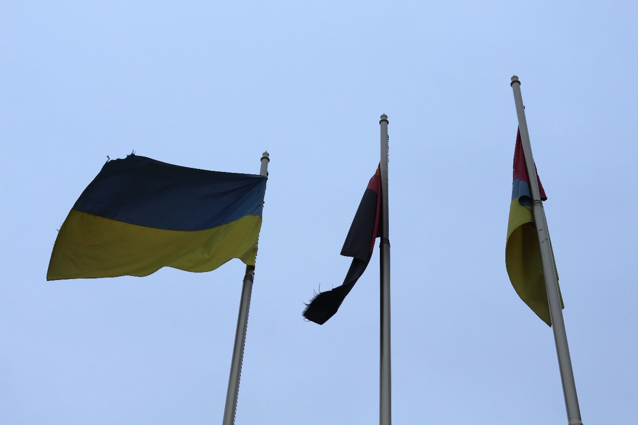 У Кропивницькому на пiдтримку полонених морякiв замайорiв прапор ВМС (ФОТО)