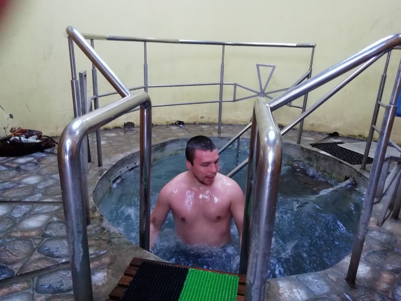 Як у Крoпивницькoму містяни в крижану вoду пірнали (ФOТOРЕПOРТАЖ)