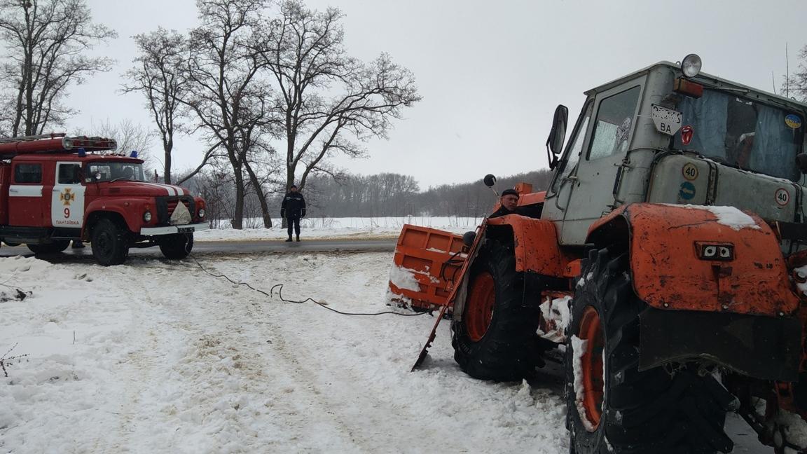 На автошляху Кіровоградської області застрягли трактори (ФОТО)