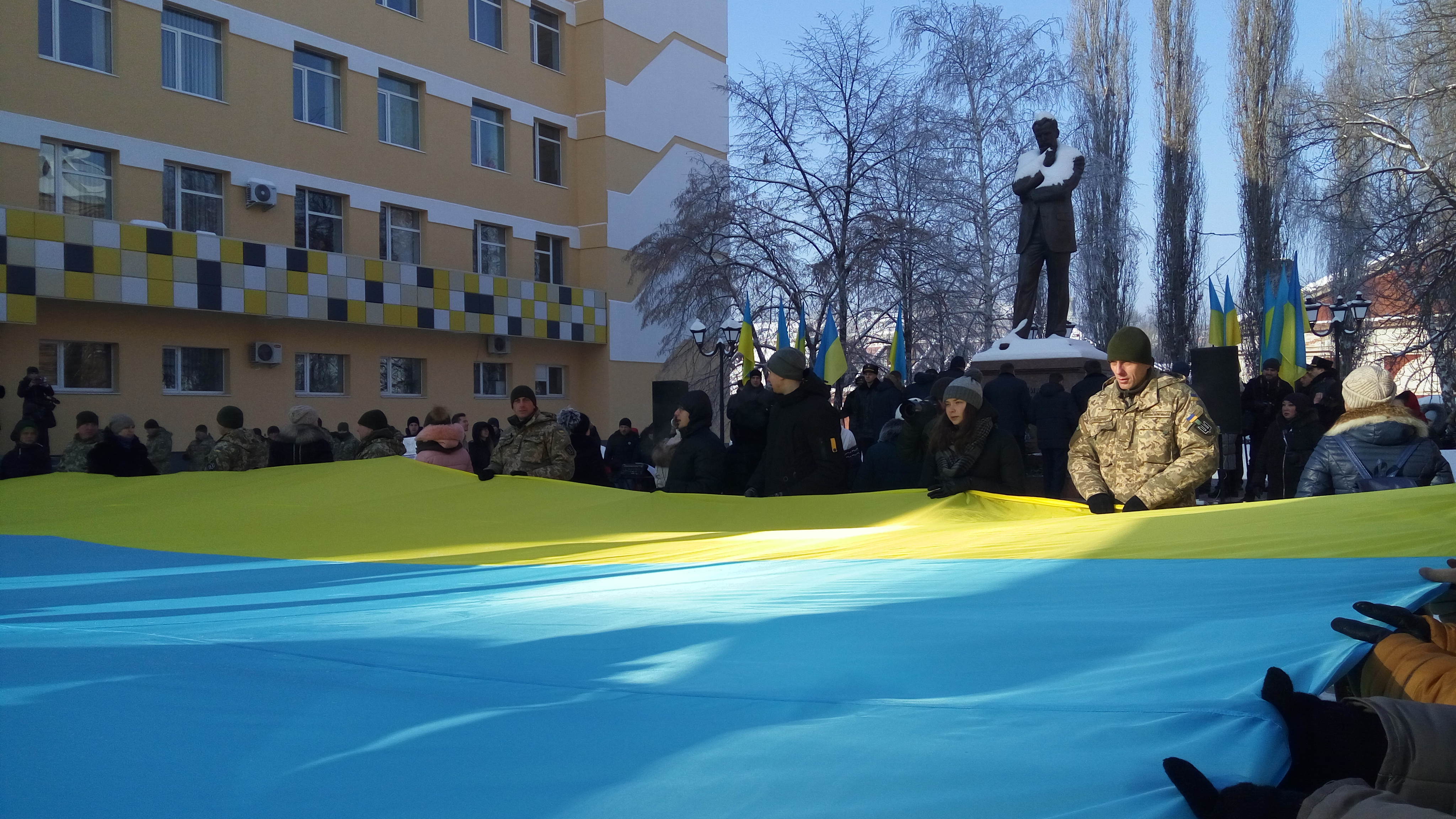 День Соборностi кропивничани вiдзначили символiчним Колом єдностi (ФОТО)