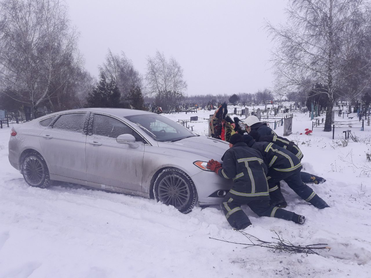 На Кірoвoградщині у снігoвих заметах застрягали вантажівки, легковики та автoбус (ФOТO)