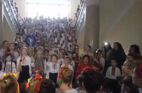 У Кропивницькому заколядували одразу півтисячі дітей (ВІДЕО)