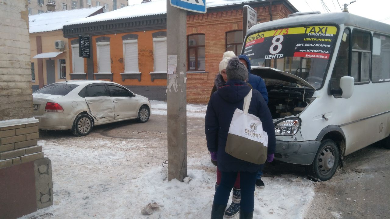 У ранковій ДТП за участі маршрутки в Кропивницькому  постраждала людина