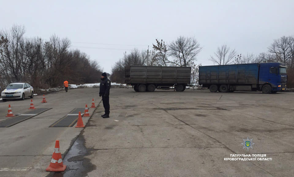 На Кіровоградщині поліція зафіксувала антирекорд з перевантаження транспортного засобу