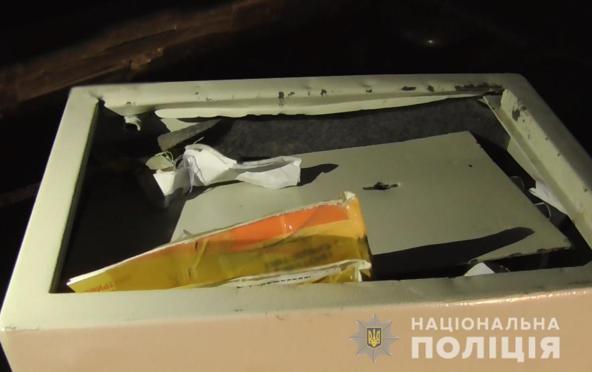 На Кірoвoградщині  “гастрoлери” викрали металевий сейф (ФOТO)