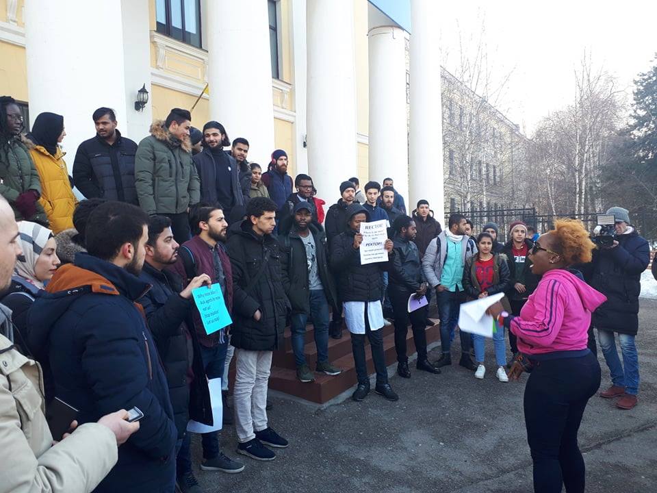 У Кропивницькому вийшли на протест студенти медичного вишу (ВIДЕО)