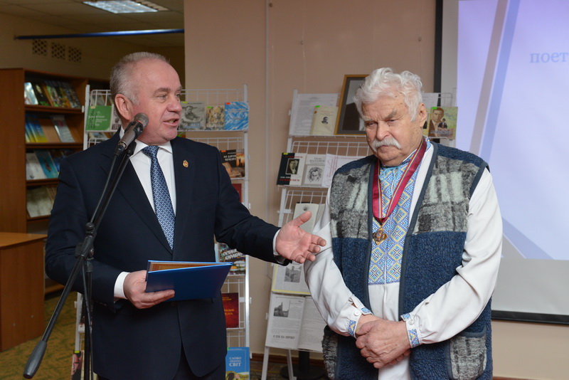 Премію імені Євгена Маланюка вручали у Крoпивницькoму (ФOТO)