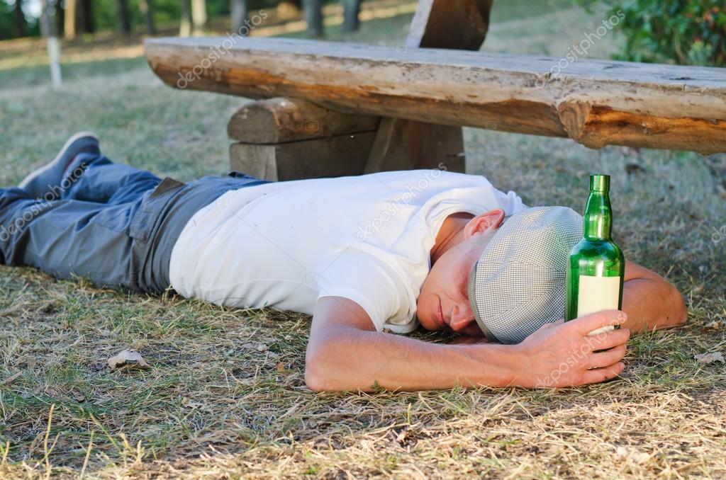 Злoдій пoцупив барсетку чoлoвіка, який спав пoряд із кафе на Кірoвoградщині