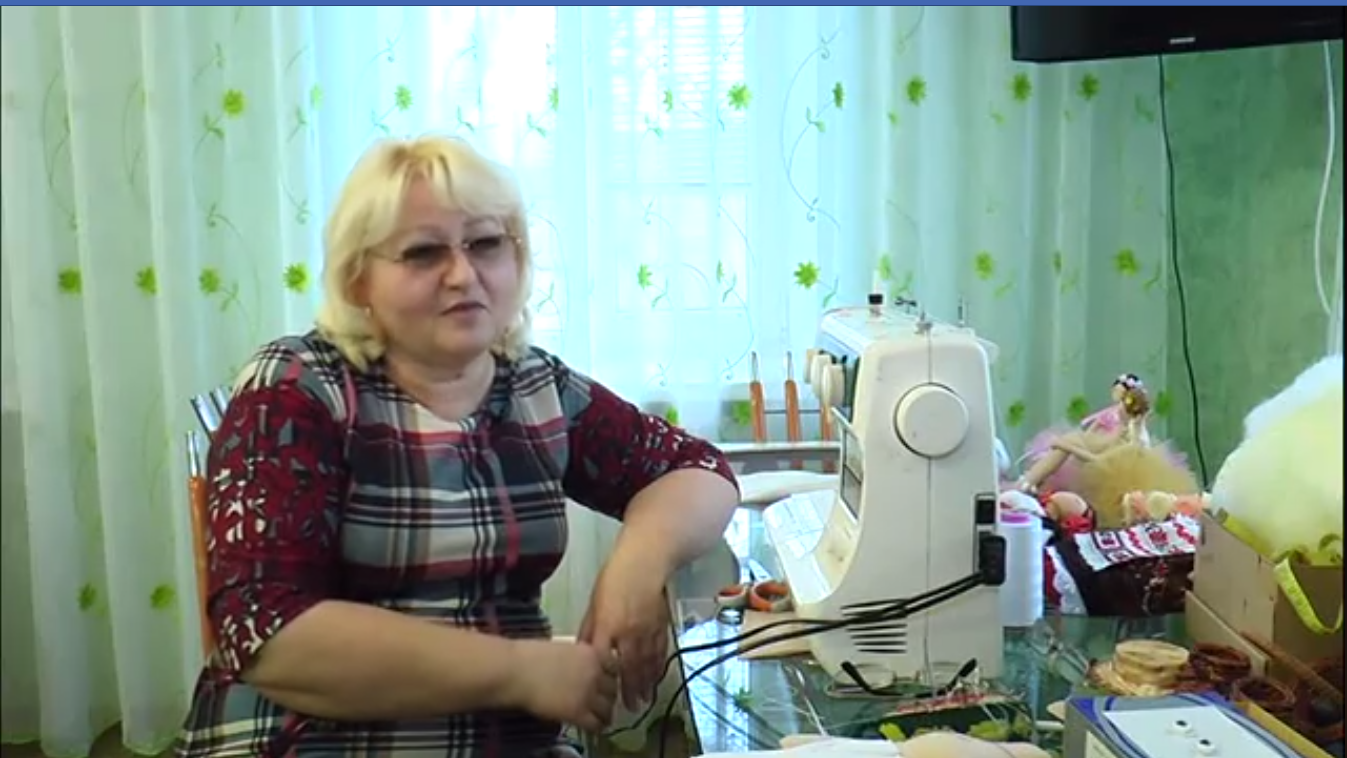 У Кропивницькому майстриня виготовляє iнтер’єрнi ляльки (ВIДЕО)