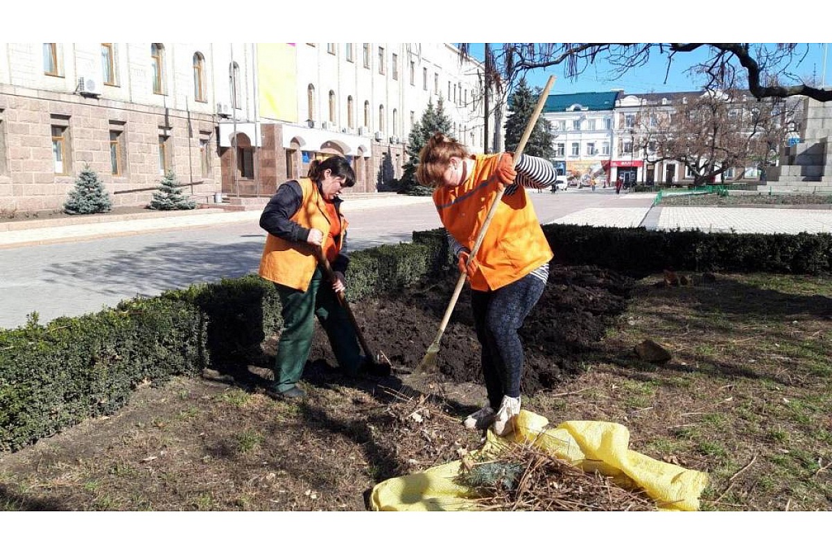 У Кропивницькому повним ходом триває весняне прибирання міста (ФОТО)