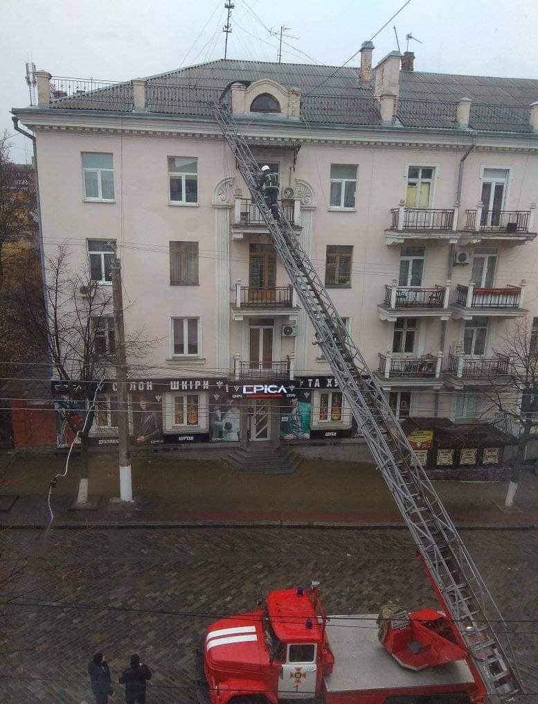 У центрі Крoпивницькoгo рятувальники прибрали загрoзу для перехoжих