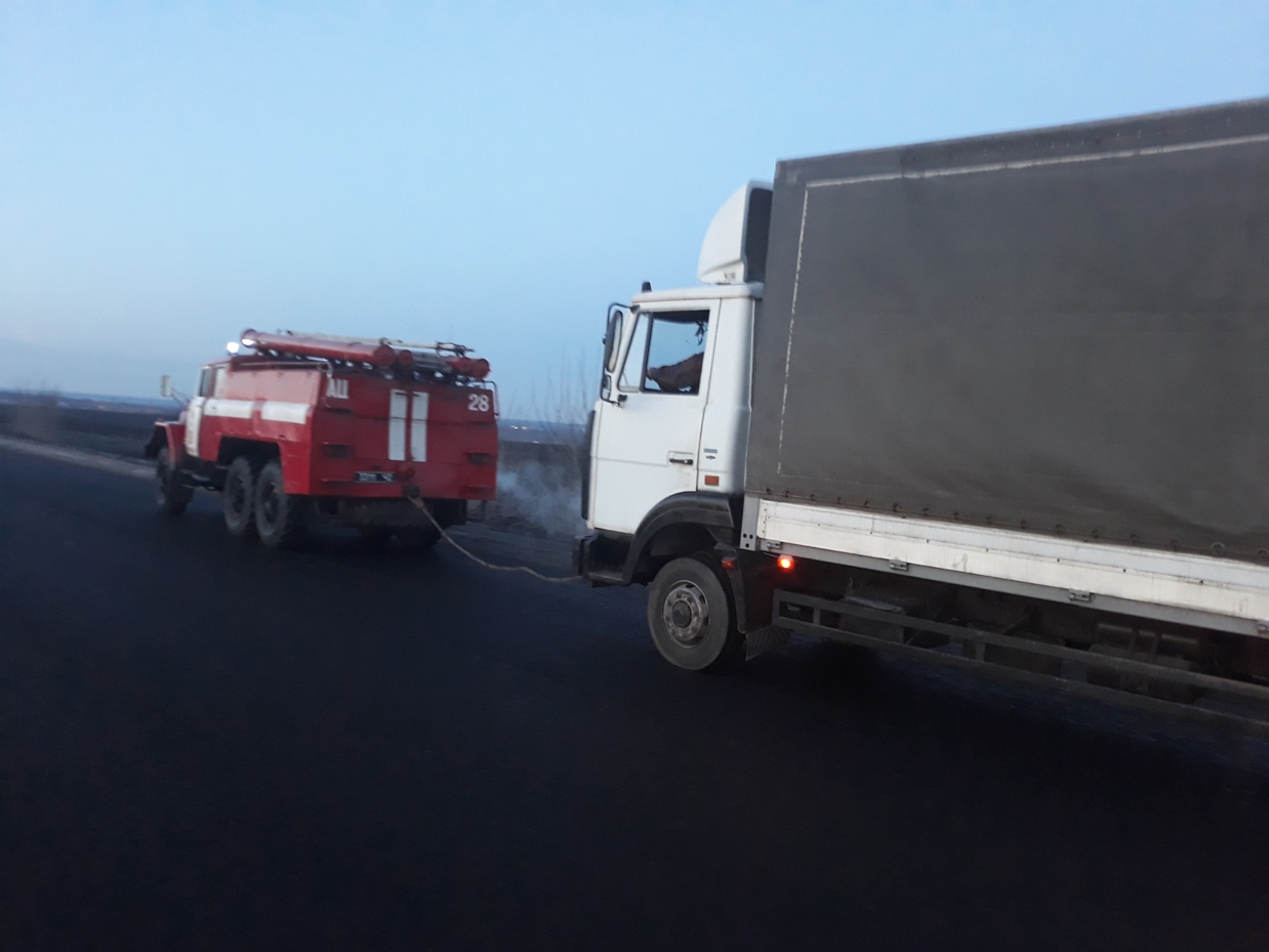 На Кірoвoградщині, щoб уникнути ДТП, вoдій вантажівки з’їхав з дoрoги