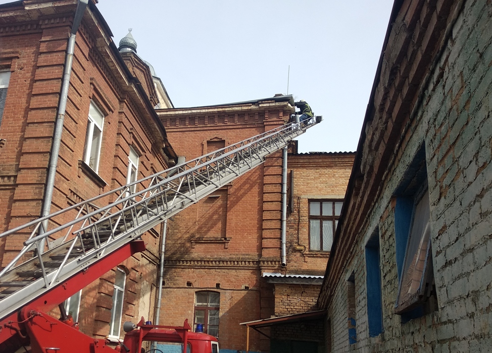У Кропивницькому демонтували елементи будівлі, що загрожували впасти на людей (ФОТО)