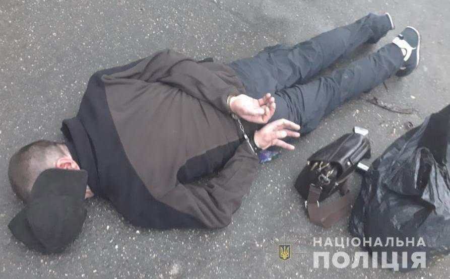 У Кропивницькому поліція затримала трьох чоловіків за підозрою у збуті наркотиків (ФОТО)