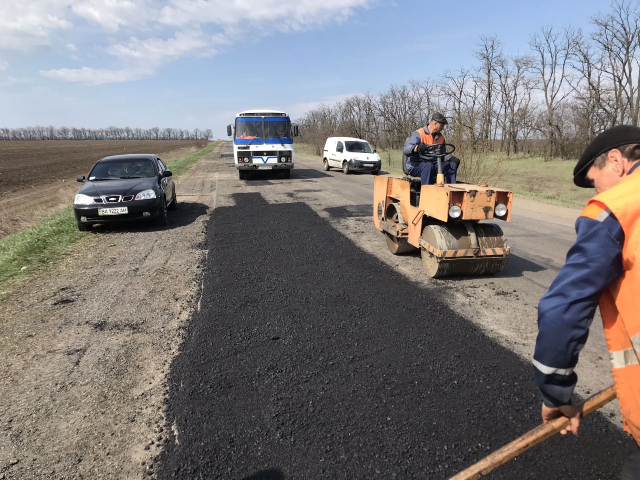 На Кіровоградщині триває ямковий ремонт дороги (ФОТО)