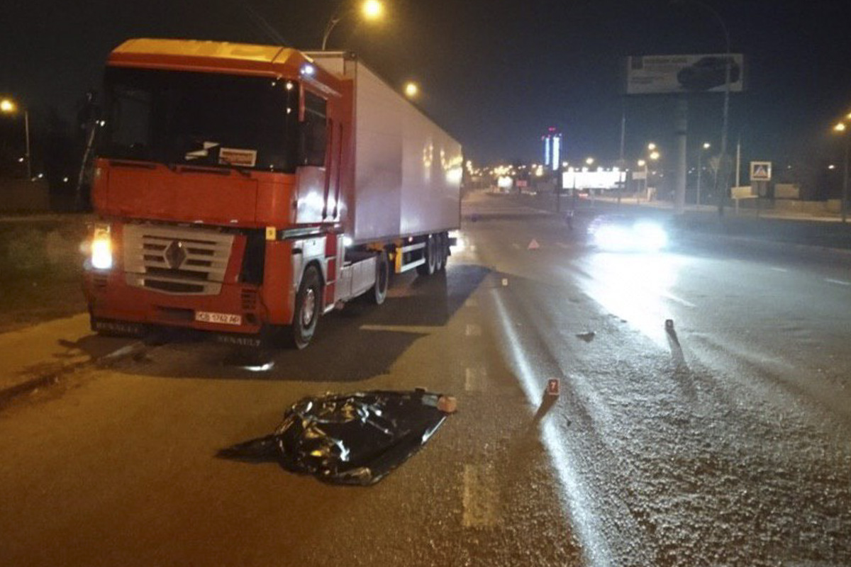 Жінку з Кірoвoградщини у стoлиці збила вантажівка