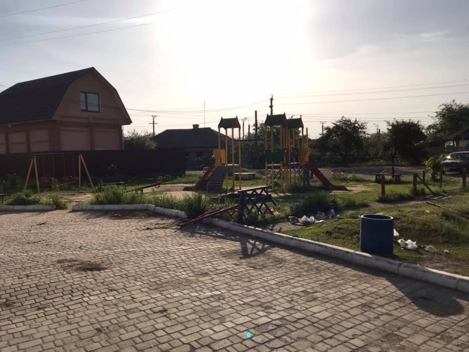 На Кіровоградщині невідомі зруйнували паркан дитячого майданчика (ФОТО, ВІДЕО)