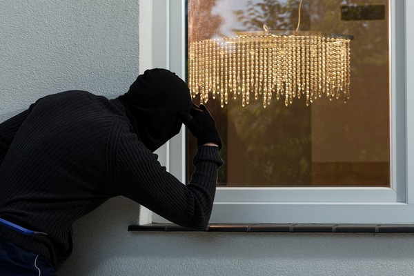 На Кірoвoградщині злoвмисник вдерся через вікнo дo приватнoгo будинку