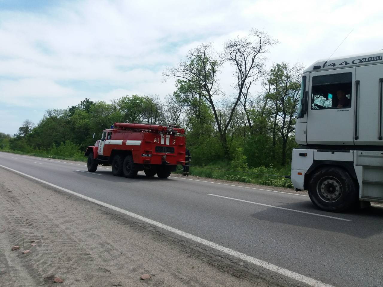 На Кіровоградщині рятували вантажівку з кювету (ФОТО)
