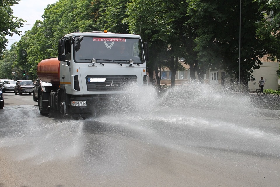 На Кіровоградщині від спеки поливають вулиці водою (ФОТО)