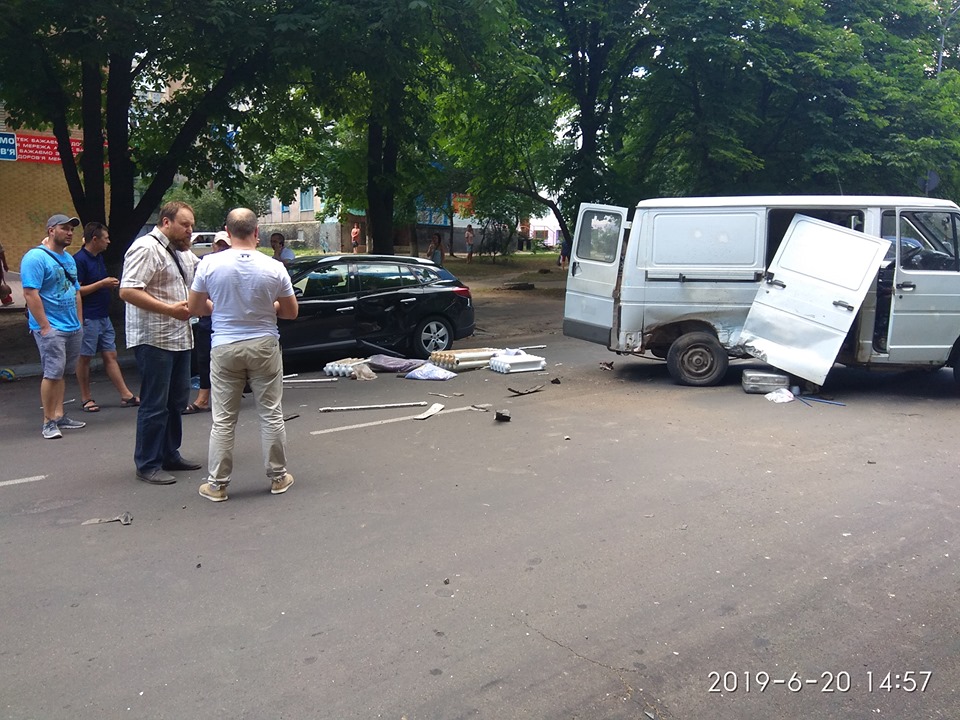 На Кiровоградщинi сталась аварiя за участi мiкроавтобуса та легковика (ФОТО)