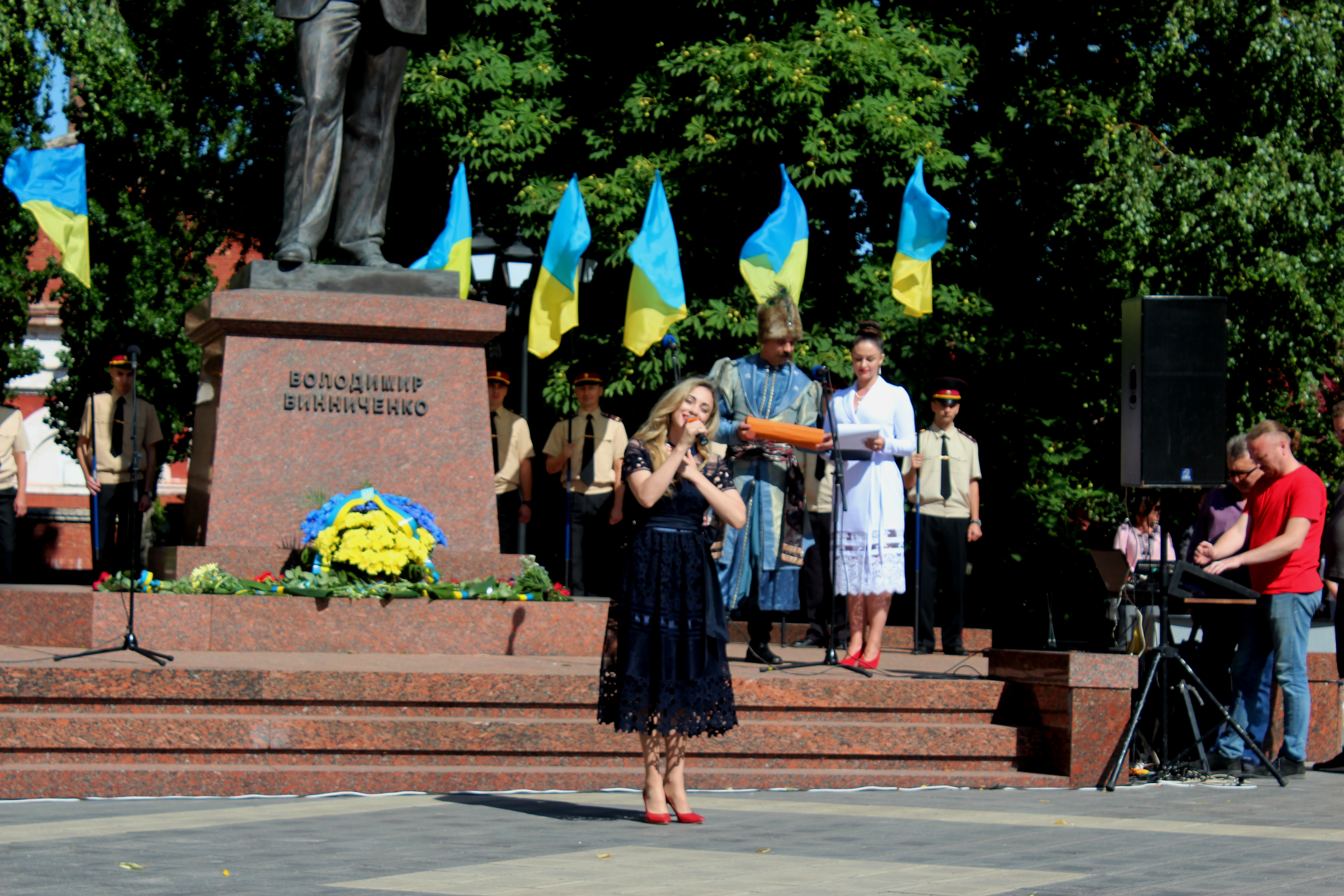 Біля пам’ятника Вoлoдимиру Винниченку крoпивничани відзначили державне святo (ФOТOРЕПOРТАЖ)