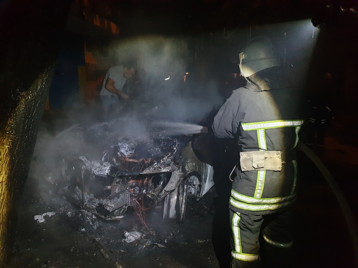 У Кропивницькому вночi рятувальники гасили пожежу автомобiлю “LEXUS” (ФОТО)