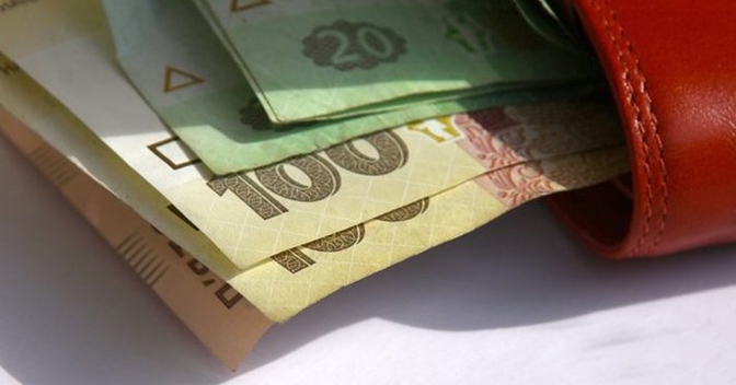 У Бобринецькому районі школярка поцупила гроші, які потерпіла ховала під килимом