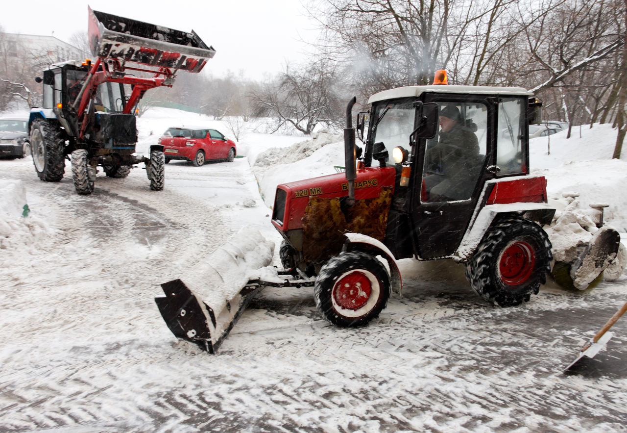 Трактора чистят дороги. МТЗ 82 снегоуборочный. Снегоуборочная машина МТЗ 320. Отвал на МТЗ 82. МТЗ 320 уборка снега.