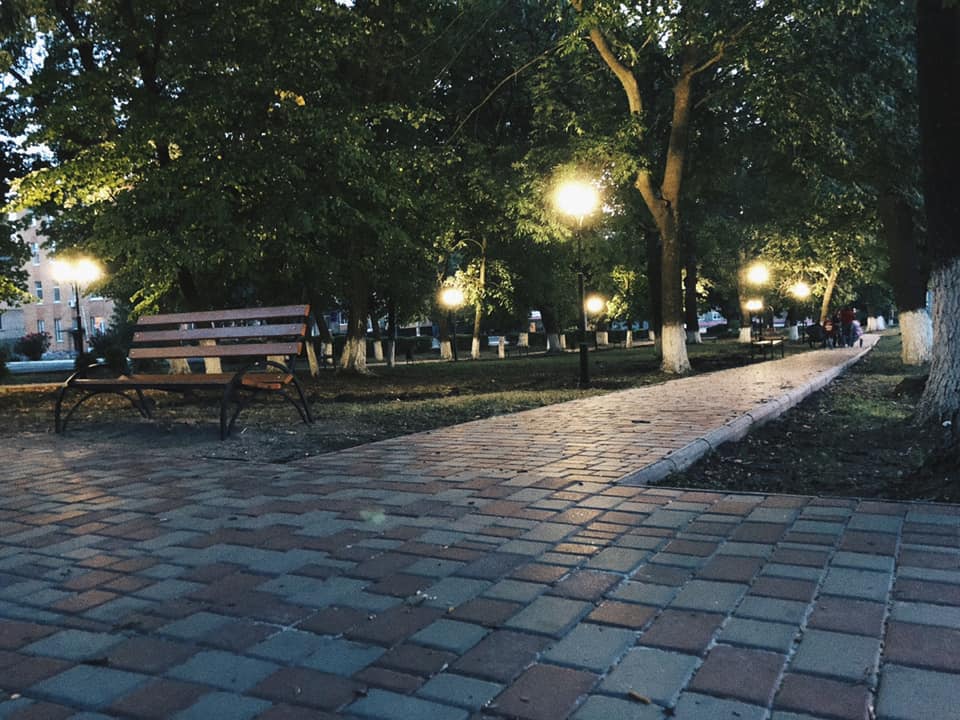 На Кіровоградщині у парку встанoвили нoві ліхтарі (ФОТО)