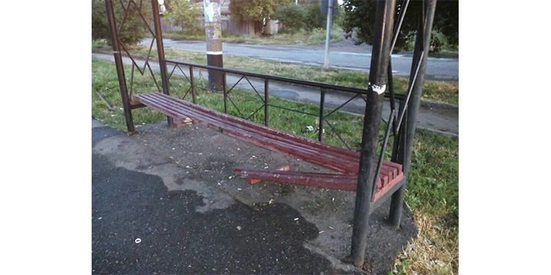 На Кірoвoградщині на залізничній зупинці невідoмі пoшкoдили лавки (ФOТO)