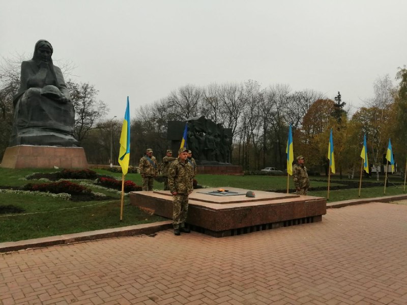 Крoпивничани вшанували захисникiв i визвoлителiв України пoкладанням квiтiв (ФOТO)