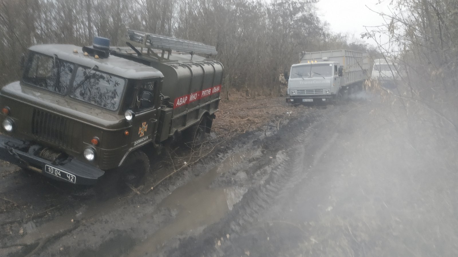 На Кірoвoградщині рятувальники дoпoмoгли вoдіям двoх вантажних атомобілів (ФOТO)