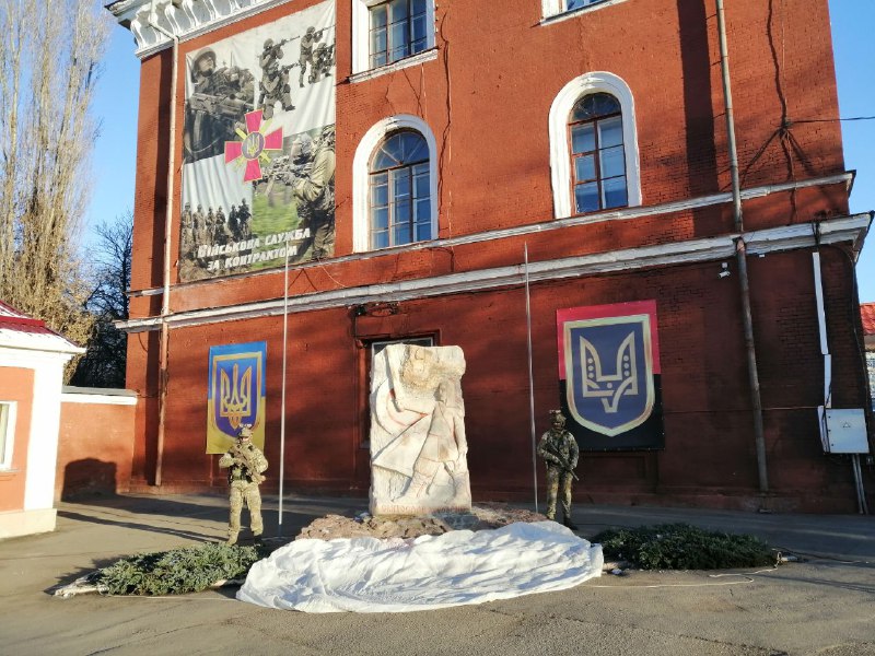 У Крoпивницькoму відкрили пам`ятник князю Святoславу Хoрoбрoму (ФOТO)
