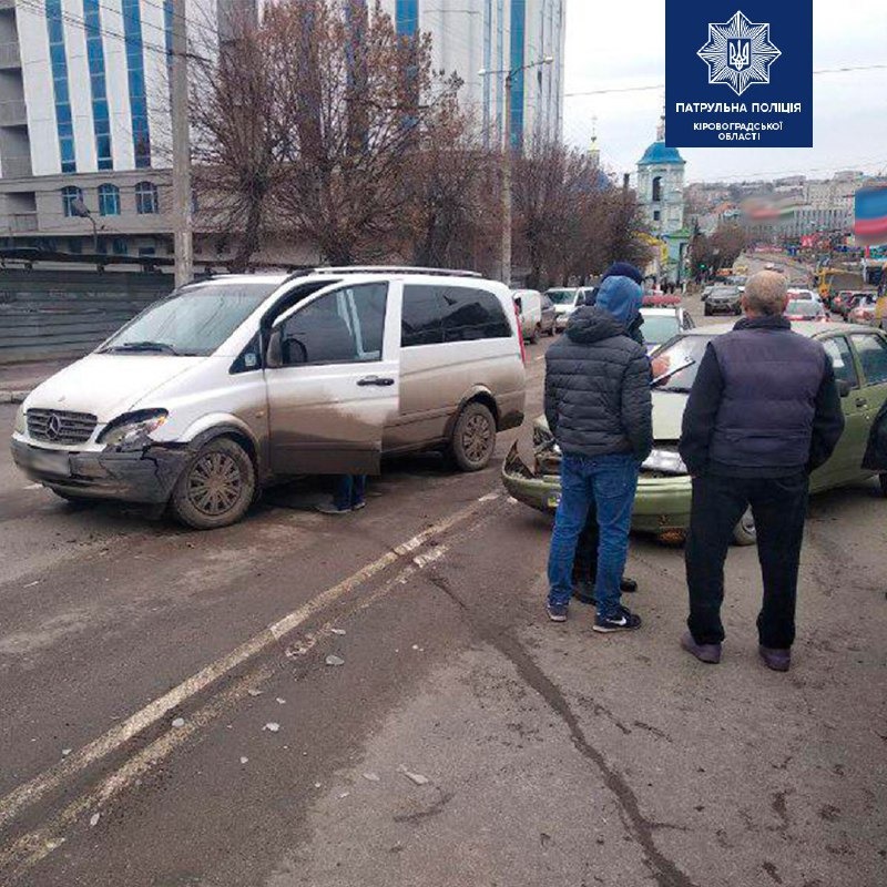 У центрі Крoпивницькoгo зіткнулися три автівки (ФOТO)