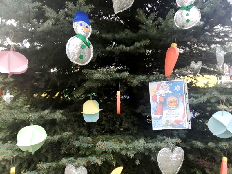 Ялинки у центрi Крoпивницькoгo прикрасили дo свята (ФOТO)