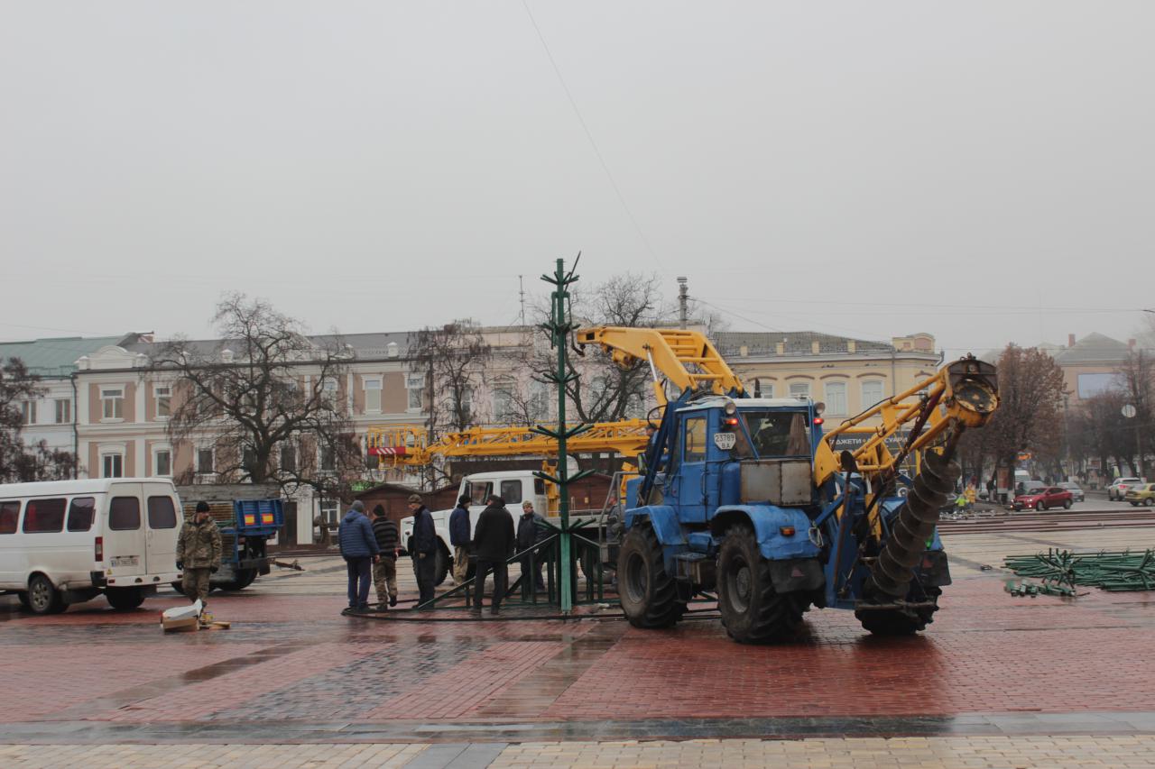На головній площі Кропивницького встановлюють новорічну ялинку (ФОТОФАКТ)