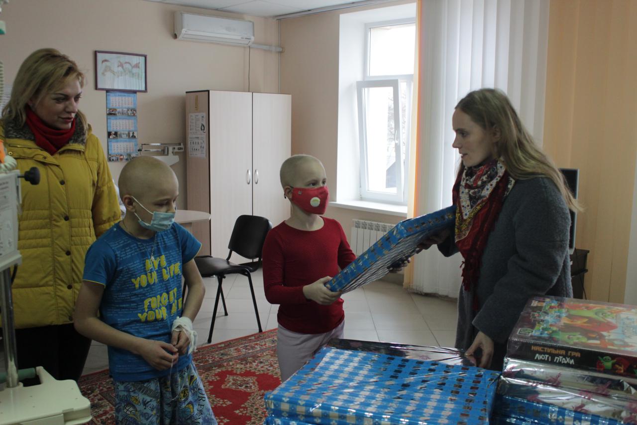 У Кропивницькому онкохворим дітям передали подарунки (ФОТО)