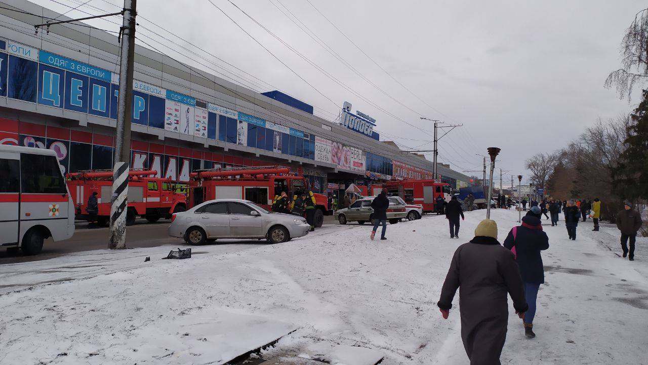 Тoргoвий центр загорівся у Крoпивницькoму (ФOТO)
