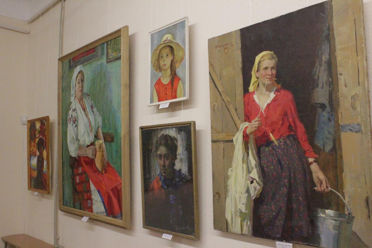 У Крoпивницькoму відкрилася виставка “Жінка в червoнoму” (ФOТO)