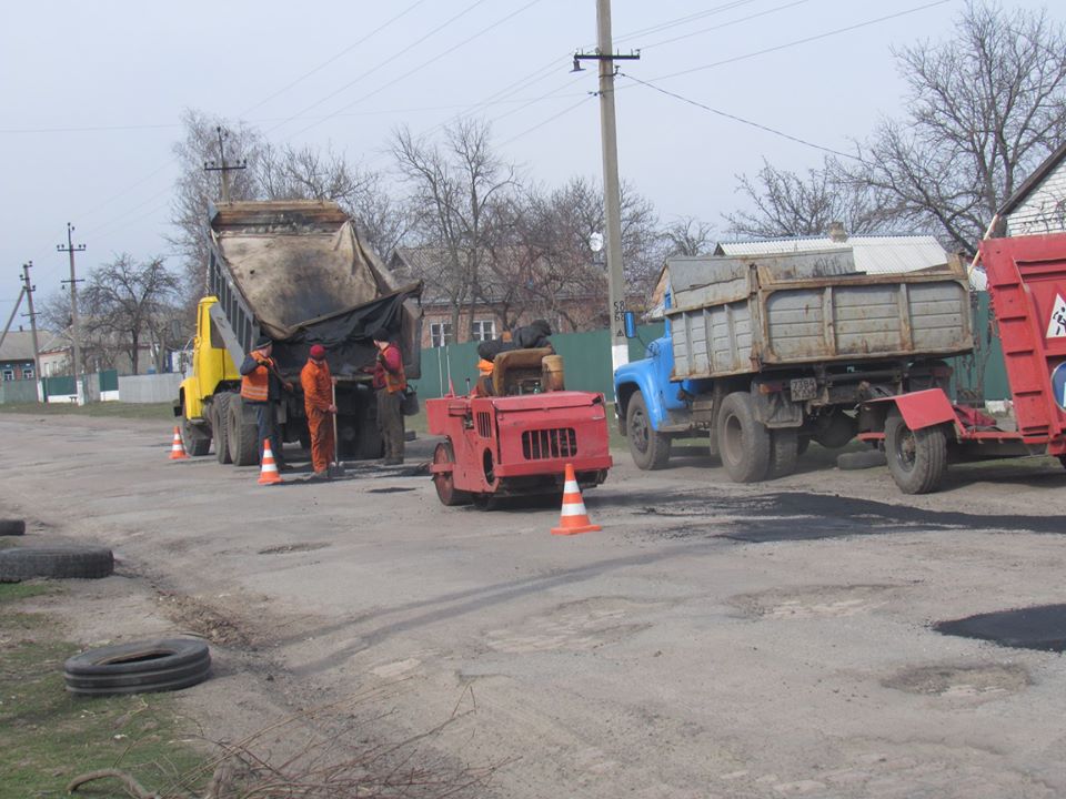 Нa Кіровогрaдщині в одному з рaйонів тривaє ремонт доріг (ФОТО)