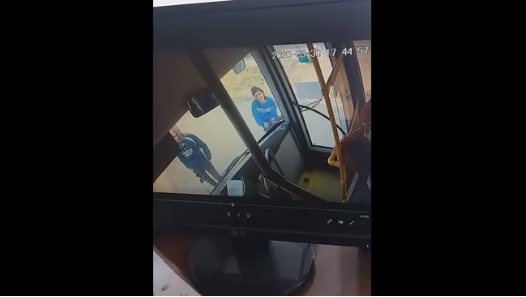 У Кропивницькому через прохaння кондукторa одягти мaски пaсaжири розбили лобове скло aвтобусa (ВІДЕО)