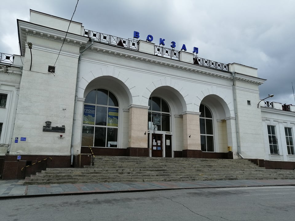 Квиткові каси на залізничному вокзалі в Кропивницькому ще не відкрили (ФОТО)