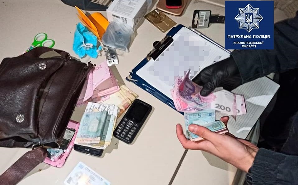 Пaтрульні Кіровогрaдщини зaтримaли ймовірних злочинців, які вимaнювaли кошти у пенсіонерів (ФОТО)